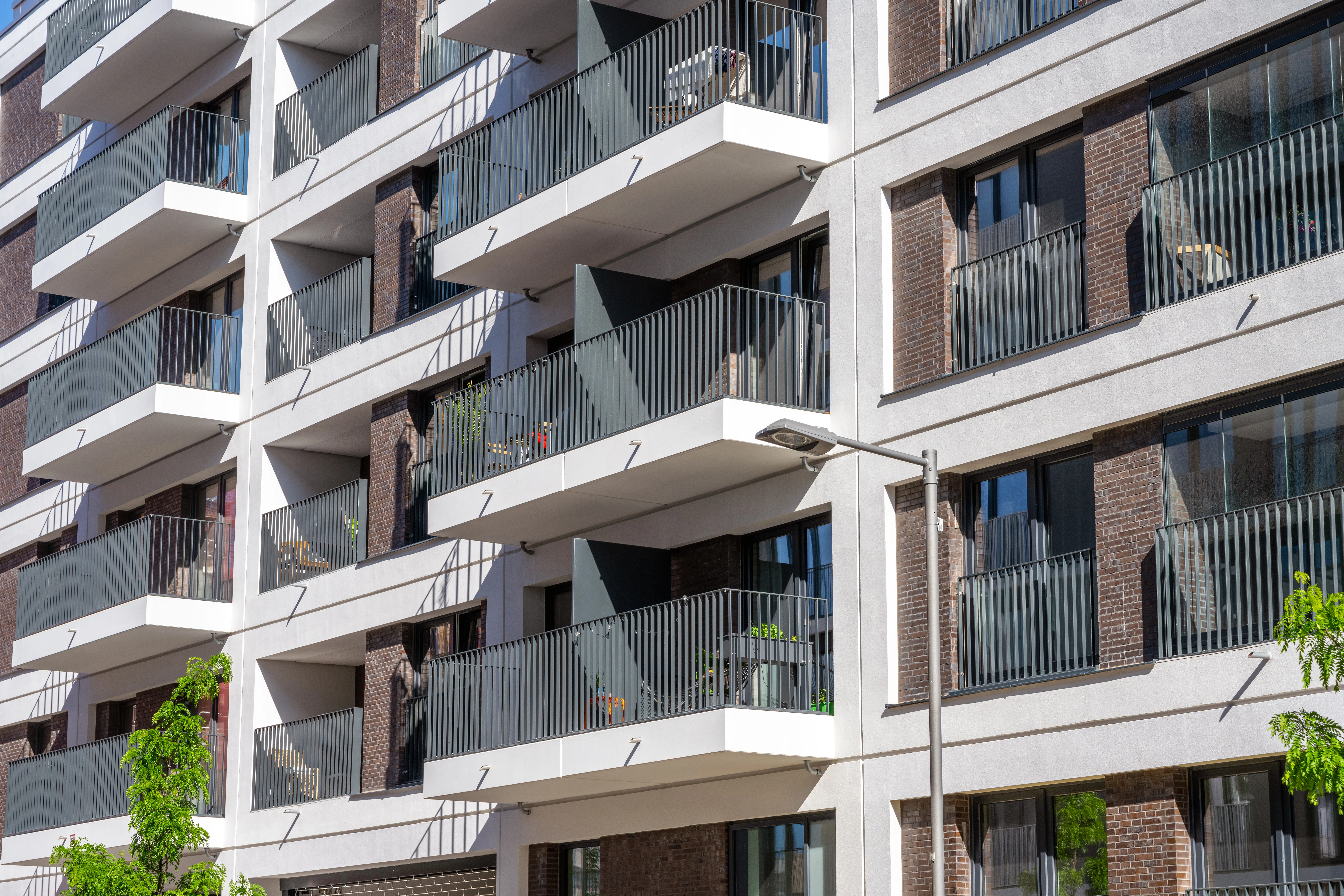 Fassade eines modernen Mehrfamilienhauses